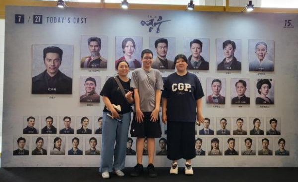 드림스타트 가족이 뮤지컬 ‘영웅’ 관람 후 기념사진을 촬영하고 있다.