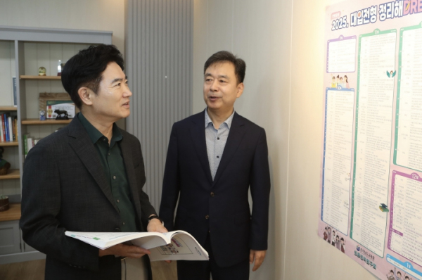 김대중 전남교육감이 교육감실에서 ‘2025 대입전형 정리해DREAM’를 살펴보고 있다.