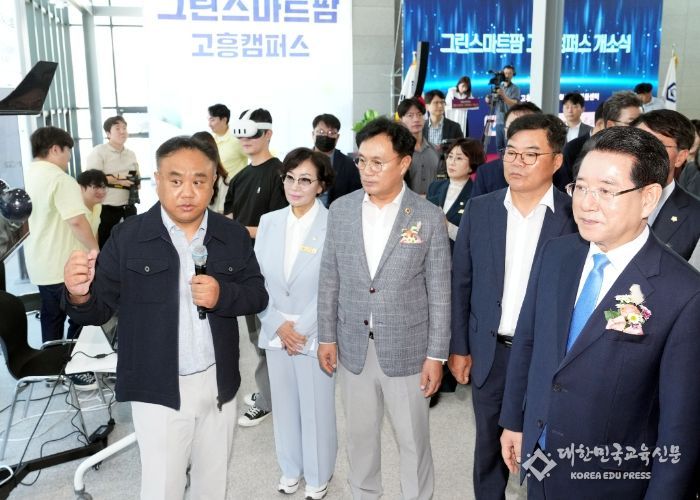 김영록 전라남도지사가 29일 고흥 스마트팜혁신밸리지원센터에서 열린 국립순천대 글로컬 지산학 고흥캠퍼스 개소식에서 시뮬레이션 AI 기술활용 시연행사를 관람하고 있다.