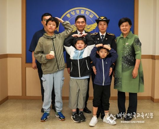 윤은정 순경 및 가족들(어머니 남편 세 아들)과 기념촬영- 뒷줄 왼쪽부터 남편, 조상명 국정상황실장, 윤은정 순경, 어머니