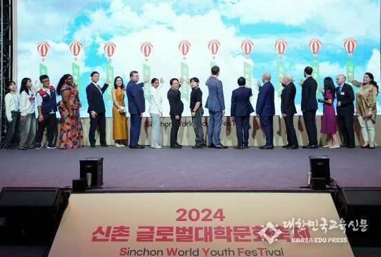27일 저녁 신촌 스타광장 무대에서 이성헌 서대문구청장(왼쪽 아홉 번째)과 주한 외국 대사 및 외국인 유학생, 국내 대학생과 지역상인 등이 ‘2024 신촌 글로벌대학문화축제’ 개막 퍼포먼스를 펼치고 있다.