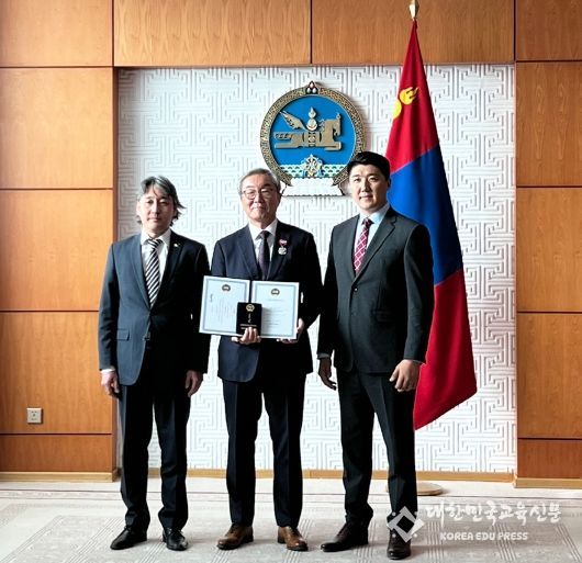 경상국립대학교 최상한 교수는 10월 14일 몽골 정부 청사에서 ‘몽골 국가 최고 영예 우정 훈장’을 수훈했다. 몽골 대통령 국제관계 수석, 최상한 교수, 몽골 대통령 정무수석(왼쪽부터)