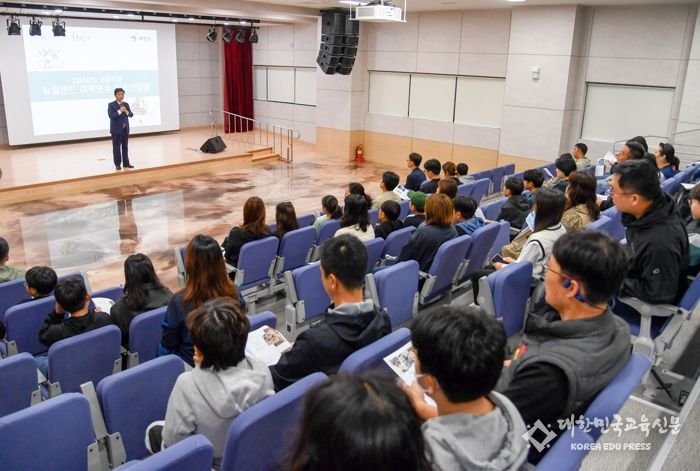 화천군이 19일 화천커뮤니티센터에서 최문순 군수를 비롯해 초등학생과 학부모들이 참석한 가운데 초등학생 어학연수 최종 간담회를 개최했다. 화천지역 초등학생 20명은 오는 27일 뉴질랜드 오클랜드시로 출국해 3주 간의 어학연수에 참여한다
