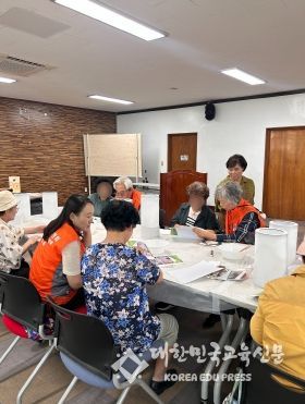 대구 수성구(구청장 김대권)는 지난 7월부터 운영한 ‘어르신 한지공예 사업’에 참여하는 독거어르신들이 작품을 만들고 있는 모습