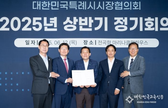 이재준 수원시장(가운데)과 정명근 화성시장(왼쪽 1번째), 이상일 용인시장(왼쪽 2번째), 장금용 창원시장 권한대행(오른쪽 1번째), 이동환 고양시장(오른쪽 2번째)이 건의문에 서명한 후 기념촬영을 하고 있다.