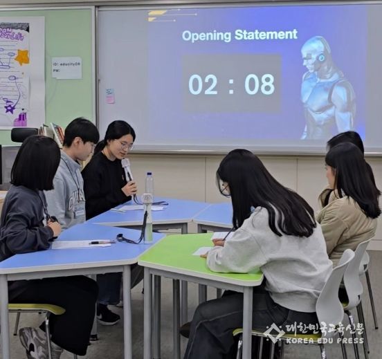 학생들이 인공지능(AI) 윤리를 주제로 영어 토론을 진행하고 있다.