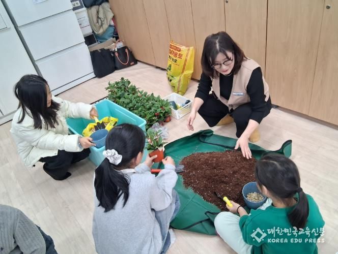 울산밝은세상지역아동센터 학생들이 22일 들꽃학습원이 주관한 생태 체험 프로그램에 참여하고 있다