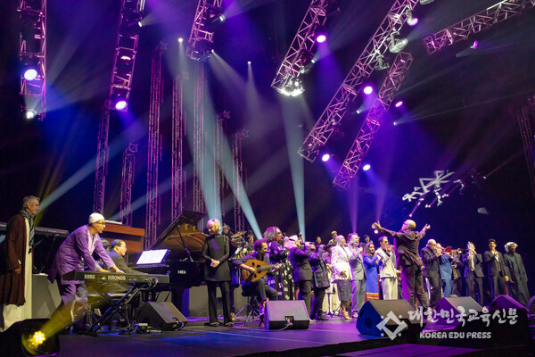 Musical Director John Beasley conducting the 2025 International Jazz Day All-Star Global Concert hosted by Jeremy Irons at Etihad Arena on April 30th in Abu Dhabi, UAE with (from L to R) Danilo Pérez, Herbie Hancock, Hélène Mercier, Rhani Krija, Naseer Shamma, Dianne Reeves, Janis Siegel, Ruthie Foster, Linda May Han Oh, Marcus Miller, Tomoaki Baba, Dee Dee Bridgewater, Kurt Elling, Varijashree Venugopal, José James, John McLaughlin, Nils Landgren, Arturo Sandoval and other all-star artists.